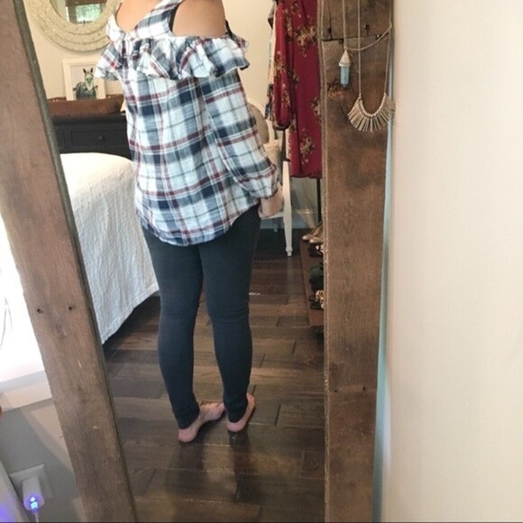 Doe & Rae medium plaid cold shoulder blouse - Picture 3 of 4